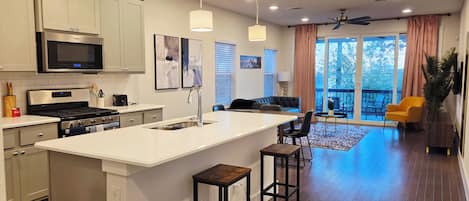 Kylskåp, mikrovågsugn, ugn och spishäll