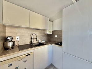 Fridge, microwave, cookware/dishes/utensils - CAP D'AGDE - Plage du Môle // Réf 0232 (CAP D'AGDE)