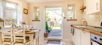 Fair Place Cottage near Hornsea Mere with garden