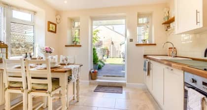 Fair Place Cottage near Hornsea Mere with garden