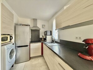 Fridge, microwave, oven, cookware/dishes/utensils - CAP D'AGDE - La Pinède // Réf 0254 (CAP D AGDE)