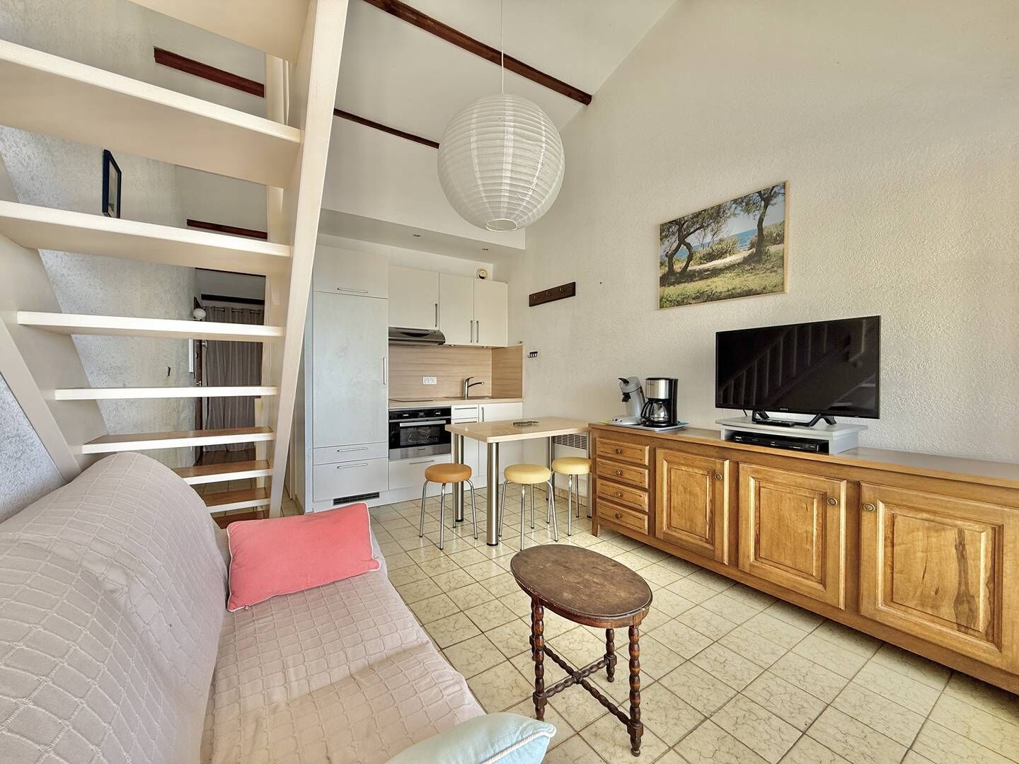 Un apartamento moderno con sala de estar, cocina y comedor.