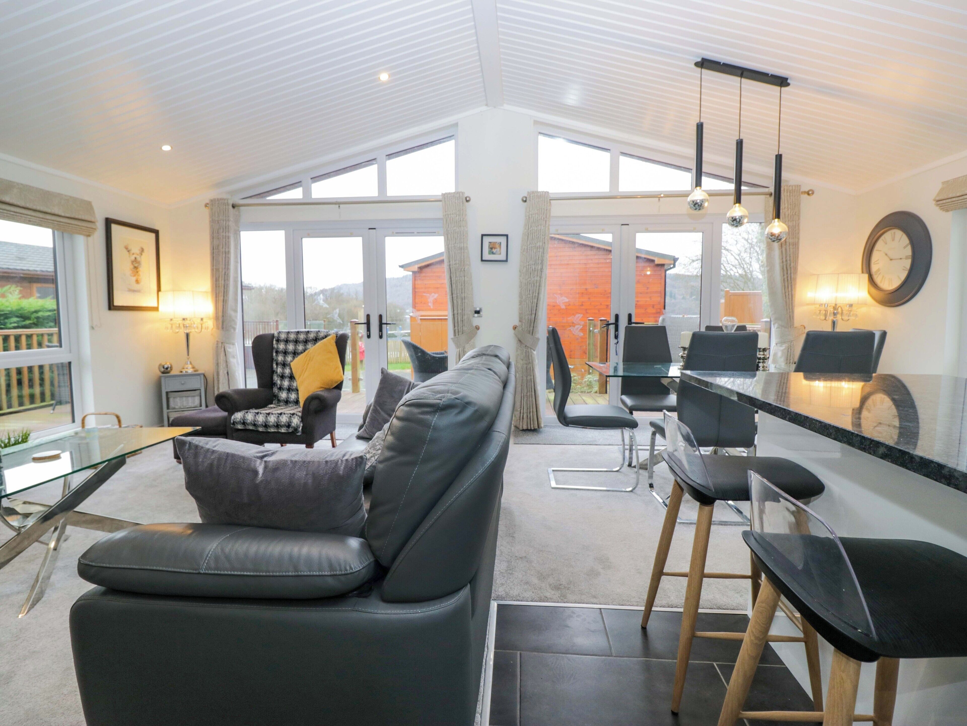 Waters Edge Lodge, Family Friendly, With A Garden In Windermere - Hawkshead
