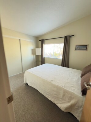 Bügeleisen/Bügelbrett, Internetzugang, Bettwäsche