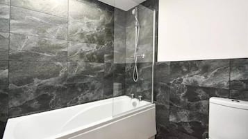 Nhà, nhiều phòng ngủ | Phòng tắm