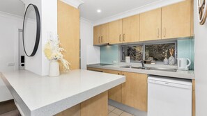 Microwave, oven, stovetop, dishwasher - Bobuck 2B - Boutique Mountain Escape (Thredbo)
