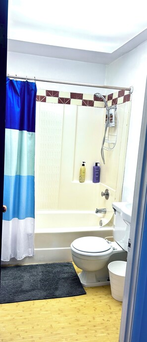 مجففات شعر، مناشف، صابون، ورق حمّام