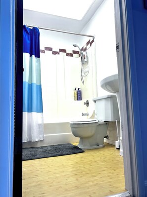 Secadora de cabello, toallas, jabón, papel de baño 