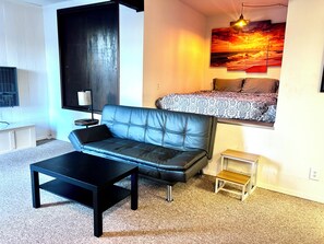 Iron/ironing board, WiFi, bed sheets - Point Charming Studio (Richmond)