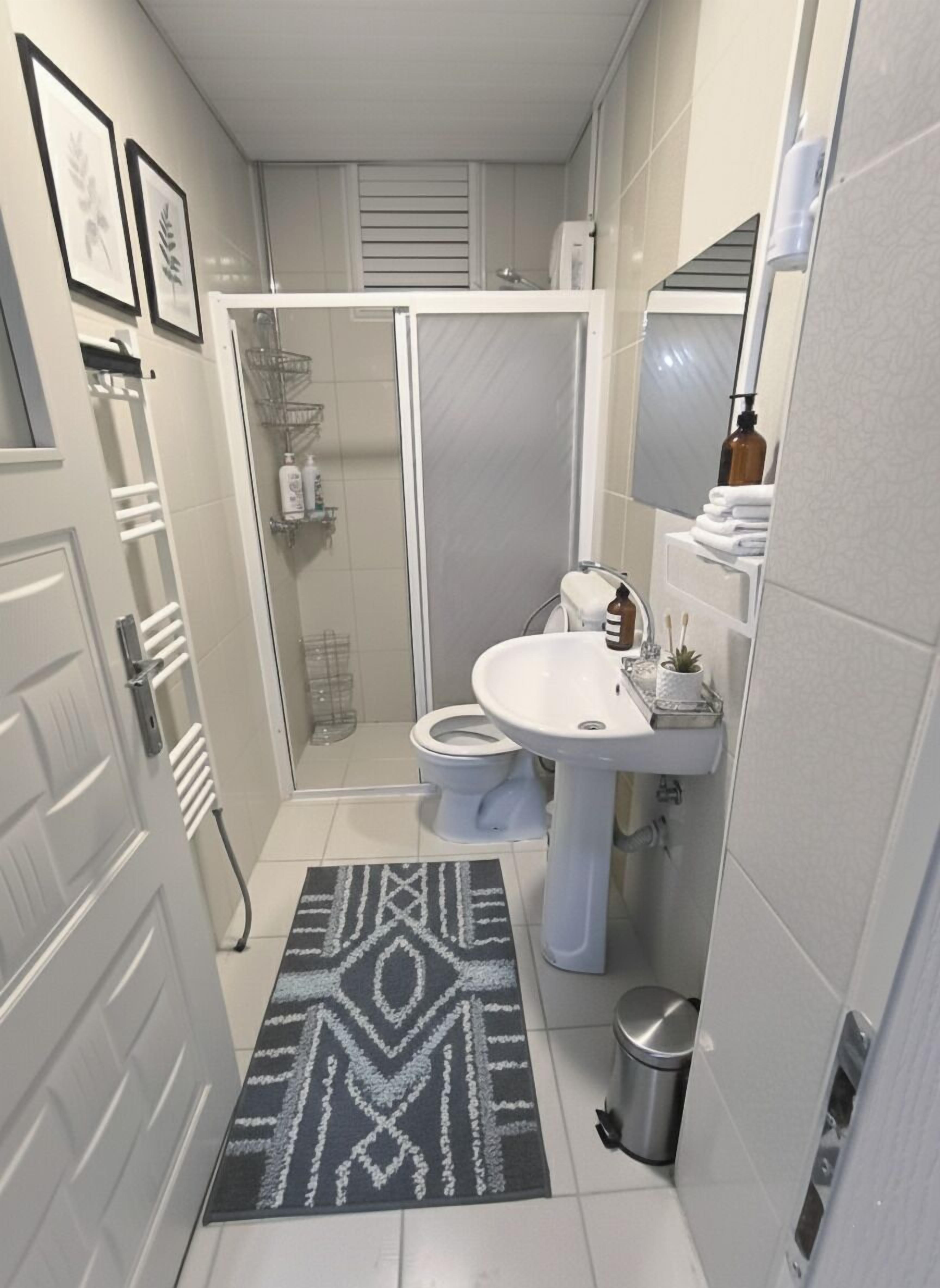 Apartamento Deluxe, balcón, vistas a la ciudad | Baño | Zapatillas