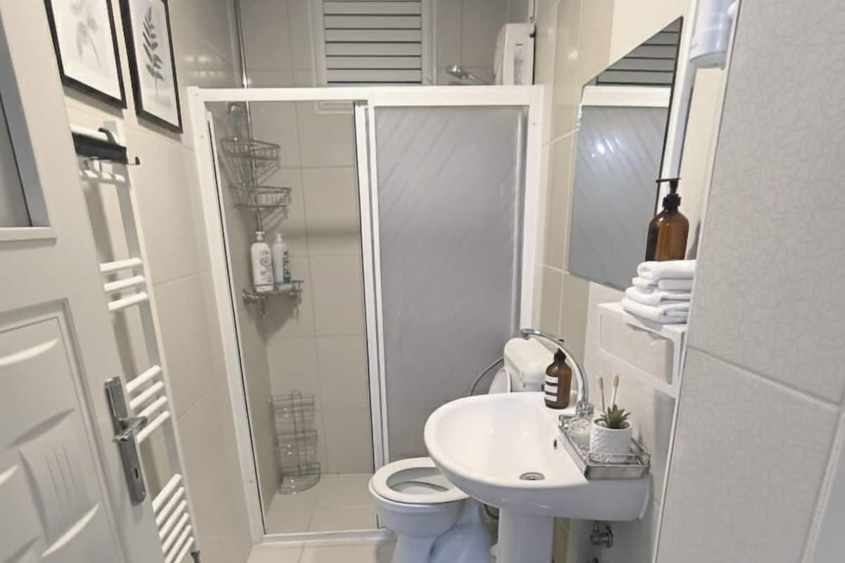 Deluxe Apartment, Balcony, City View | Bathroom | Slippers