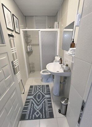Deluxe Apartment, Balcony, City View | Bathroom | Slippers - Pasha Suite & Konaklama (Karaman)