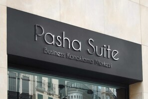 Une enseigne indiquant « Pasha Suite », un hôtel d’affaires.