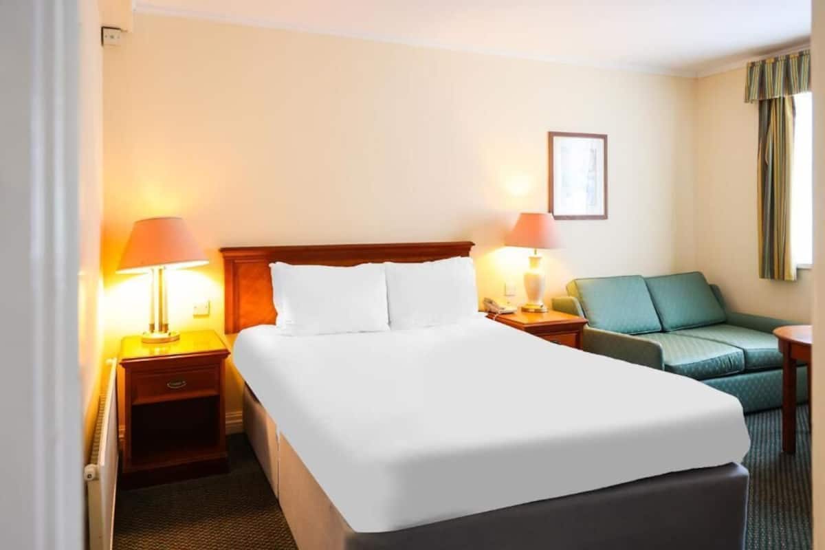 Executive Suite | In-room safe, desk, free WiFi, wheelchair access