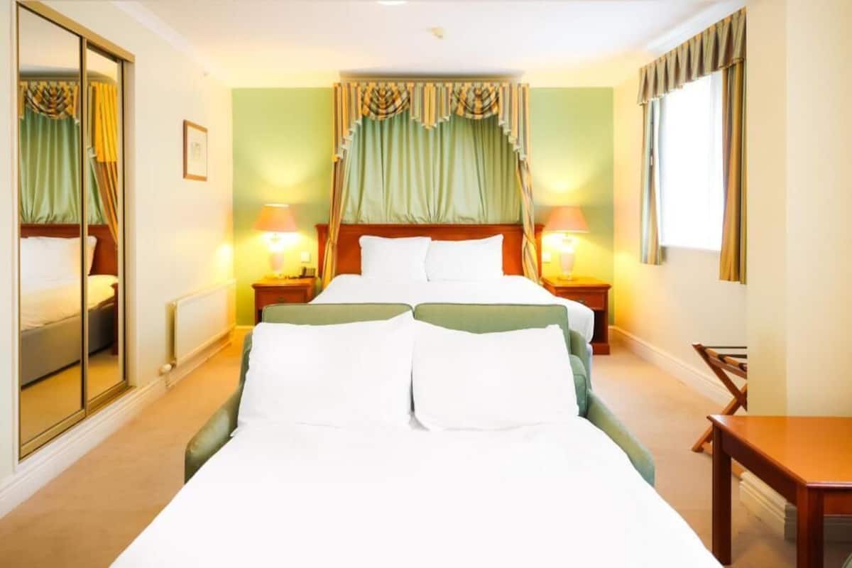 Deluxe Suite | In-room safe, desk, free WiFi, wheelchair access