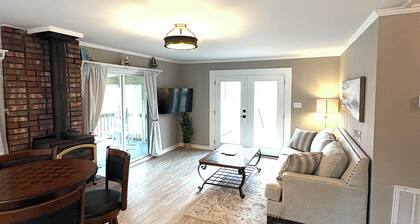 2-bedroom Lake Lanier cabin in Gainesville with private dock