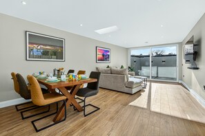 Dining - Modern Sligo Stay - Walk to Town, Near Lough Gill (Sligo)