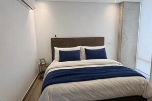 1 dormitorio, tabla de planchar con plancha, wifi y ropa de cama