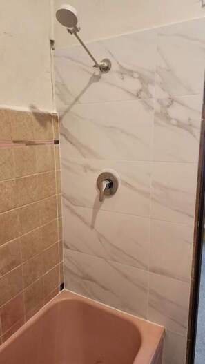 Family Room | Bilik Mandi | Gabungan pancuran/tab mandi, kelengkapan dandanan diri percuma 