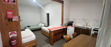 Familienzimmer | Schreibtisch, laptopgeeigneter Arbeitsplatz, kostenloses WLAN