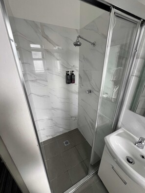 Ensemble douche/baignoire, articles de toilette gratuits
