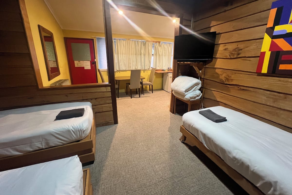 Family Room | Meja, ruang kerja komputer riba, Wi-fi percuma