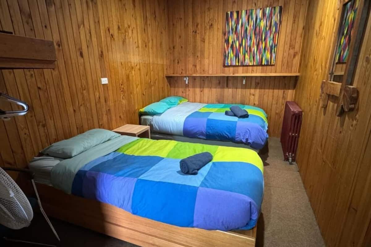 Meja, ruang kerja komputer riba, Wi-fi percuma