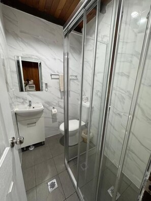 Kombinasi shower/bathtub, perlengkapan mandi gratis, handuk, dan sabun