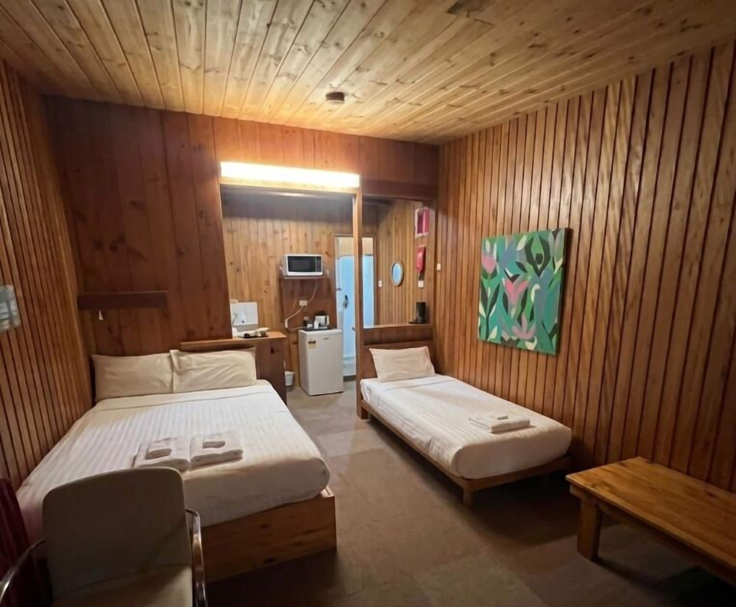 Family Room | Desk, laptop workspace, free WiFi