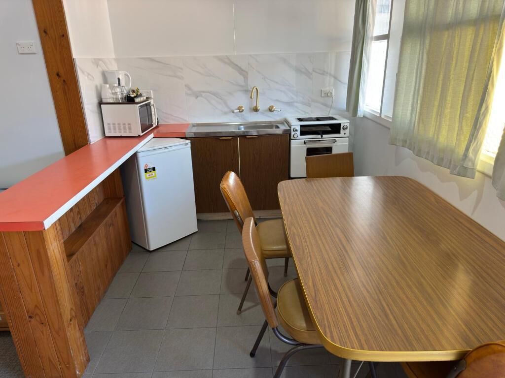 Familiekamer | Privékeuken | Een koelkast, een microgolfoven, een oven, een kookplaat