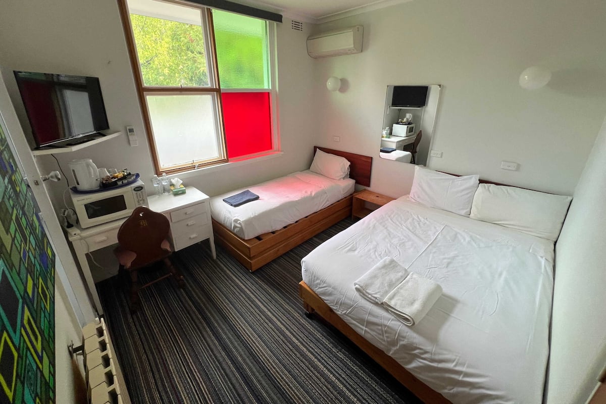 Classic Twin Room | Meja, ruang kerja komputer riba, Wi-fi percuma