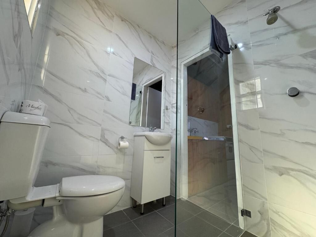 Vòi sen/bồn tắm kết hợp, đồ dùng nhà tắm miễn phí, khăn tắm 