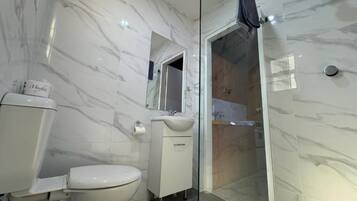 Vòi sen/bồn tắm kết hợp, đồ dùng nhà tắm miễn phí, khăn tắm