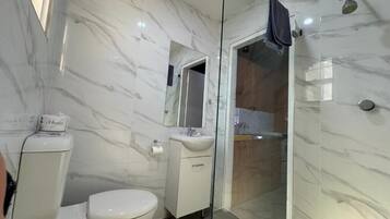 Familiekamer | Badkamer | Een bad/douchecombinatie, gratis toiletartikelen, handdoeken, zeep