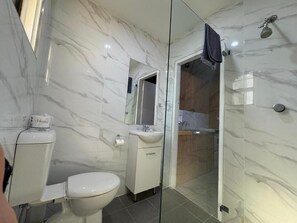 Family Room | Bathroom | Combined shower/tub, free toiletries, towels, soap - Bunkhouse Motel Cooma (Cooma)