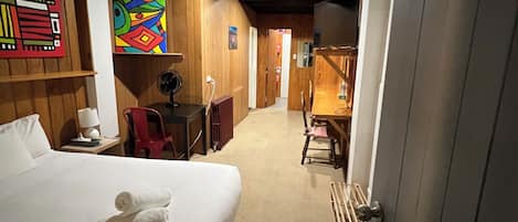 Family Room | Desk, laptop workspace, free WiFi