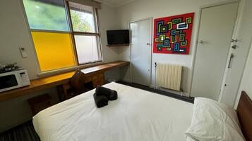 Een bureau, een laptopwerkplek, gratis wifi