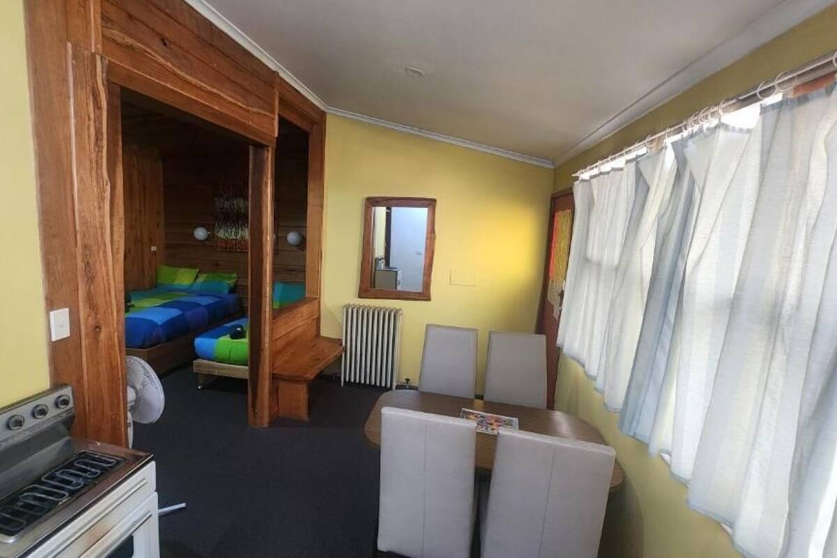 Family Room | Meja, ruang kerja komputer riba, Wi-fi percuma