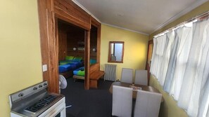 Family Room | Meja, ruang kerja komputer riba, Wi-fi percuma 