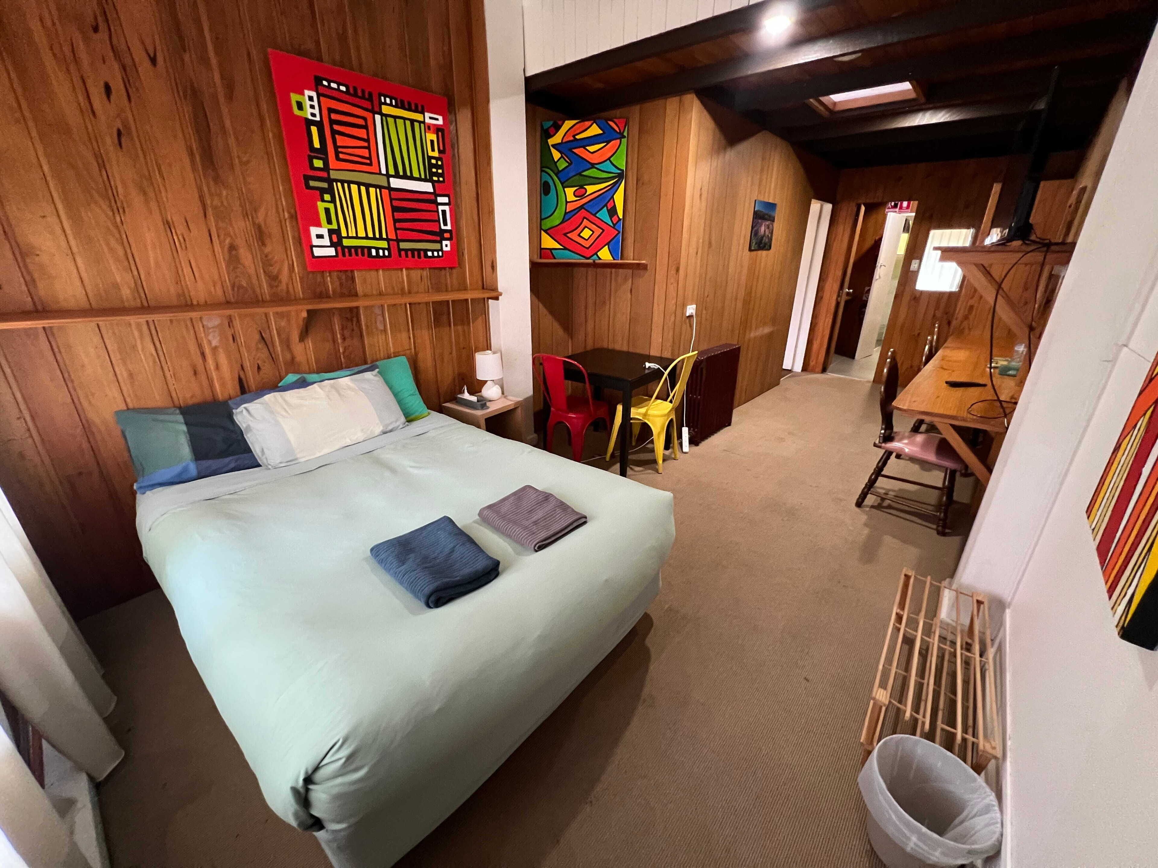 Family Room | Desk, laptop workspace, free WiFi