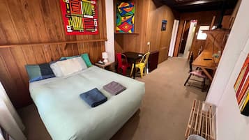 Family Room | Desk, laptop workspace, free WiFi