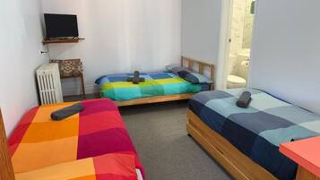 Familiekamer | Een bureau, een laptopwerkplek, gratis wifi