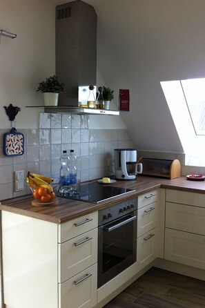 Refrigerador, horno, lavavajillas y utensilios de cocina 