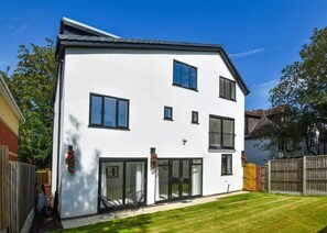 Exterior - Room-charming Holiday House Retreat in W (Wolverhampton)