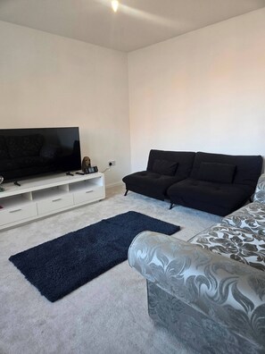 Room, 1 Bedroom | Living area