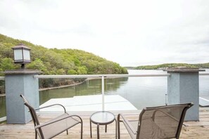 Property grounds - Huge 6 Bd Home Entire Cove! Hot Tub,Dock, GOLF SIM (Camdenton)