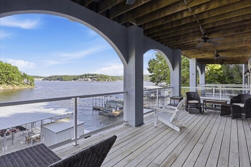 Huge 6 Bd Home Entire Cove! Hot Tub,Dock, GOLF SIM