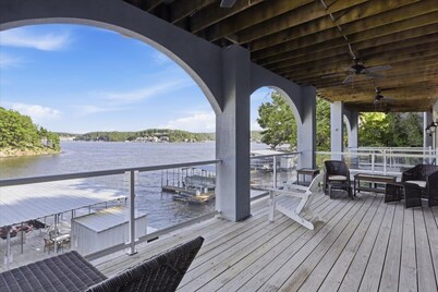 Huge 6 Bd Home Entire Cove! Hot Tub,Dock, GOLF SIM