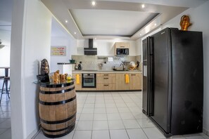 Fridge, microwave, oven, stovetop - Modern F3 apartment in the heart of the Baie des Mulets peninsula (Le Vauclin)