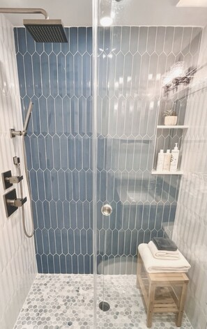 Shower, eco-friendly toiletries, hair dryer, towels - The Green Room - Modern Poolside Studio, Parking Spot, 24x7 Reception Desk (Palm Beach)
